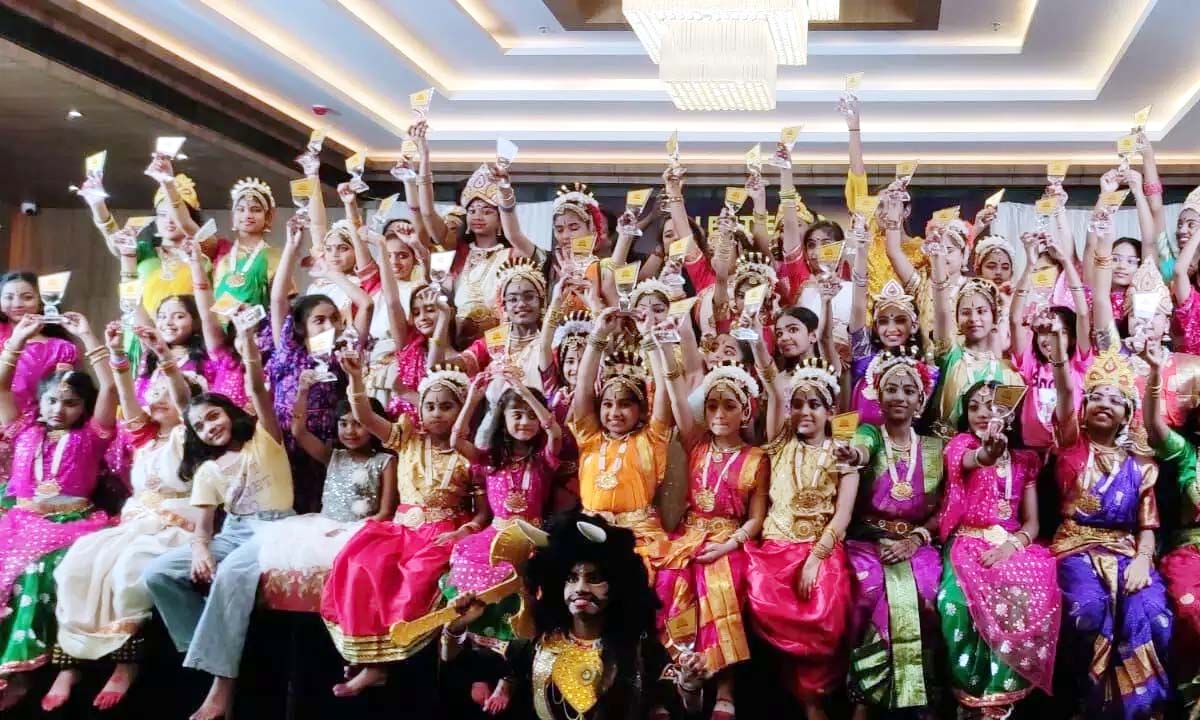 Hyderabad: भारत कला क्षेत्र के छात्रों ने अपने प्रदर्शन से दर्शकों को मंत्रमुग्ध कर दिया