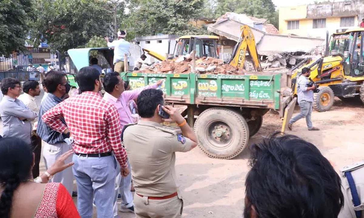 Khammam: जिला पुस्तकालय का पुराना ब्लॉक ढह गया