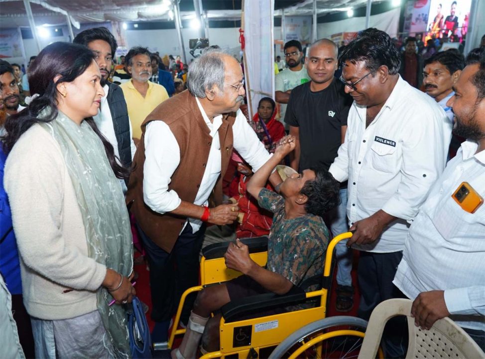मंत्री बृजमोहन अग्रवाल ने शिविर में बांटे व्हील चेयर, श्रवण यंत्र और राशन कार्ड