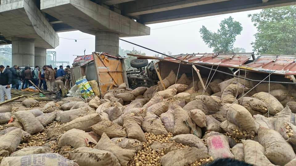 ओवरब्रिज से गिरा आलू से भरा ट्रक, एक की मौत