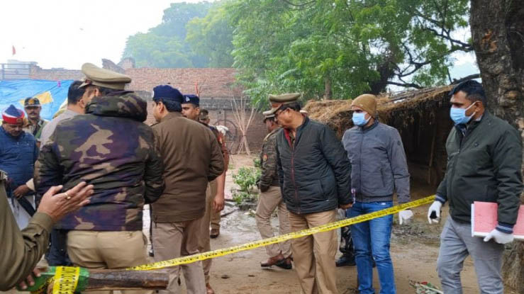 बाप और सौतेली मां की बेटे ने फावड़े से काटकर हत्या
