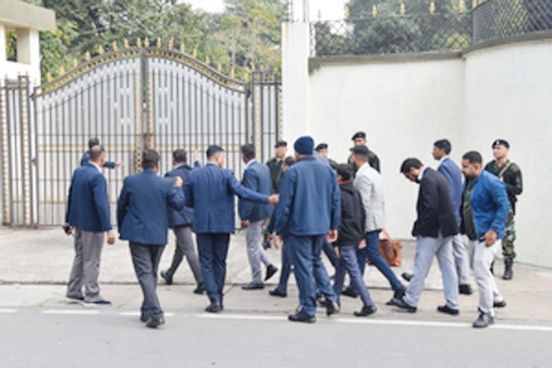 ईडी की 6 अफसरों की टीम सीएम हेमंत सोरेन से पूछताछ कर रही