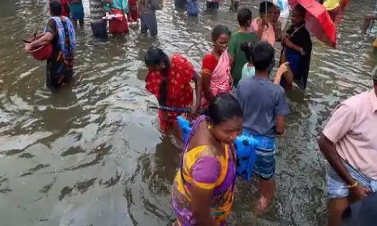 Tamil Nadu: राज्य के कई हिस्सों में भारी बारिश, यातायात बाधित, स्कूल-कॉलेज बंद