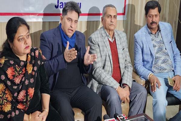 निजी स्कूल अपने छात्रों को सरकारी संस्थानों में टैग करने से है नाराज