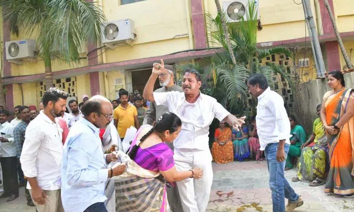 Karimnagar: बार के विरोध में गारमेंट दुकान के मालिक ने आत्महत्या का प्रयास किया
