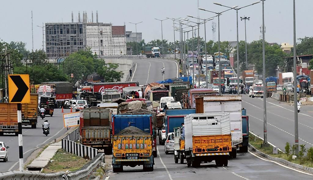 Haryana : गणतंत्र दिवस परेड से पहले दिल्ली में भारी वाहनों के प्रवेश पर रोक