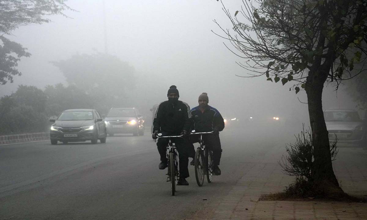 New Delhi: उत्तर भारत के कुछ हिस्सों में कोहरे से दृश्यता, रेल यातायात प्रभावित हुआ