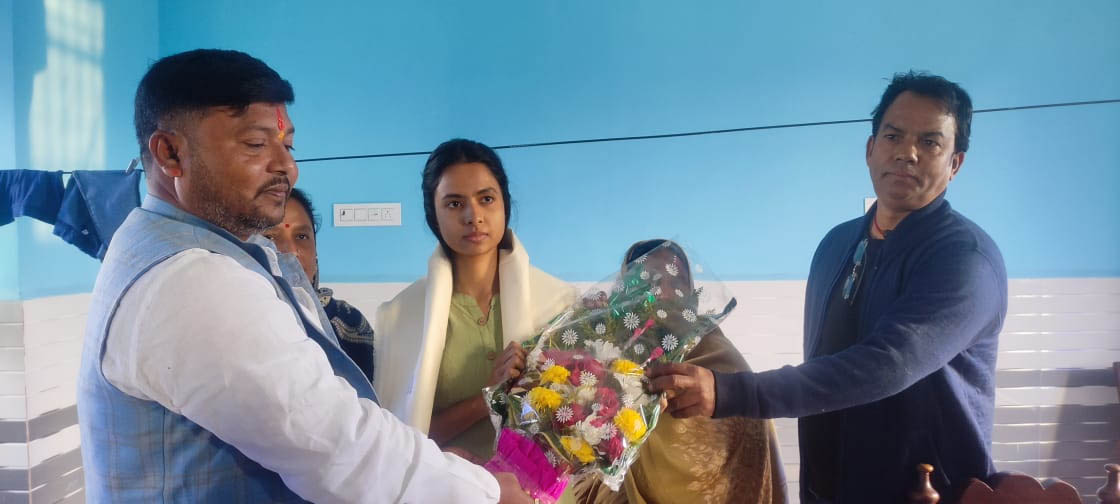 सहायक प्रशाखा पदाधिकारी बनने पर अंजली कुमारी को नगर परिषद उपसभापति ने किया सम्मानित