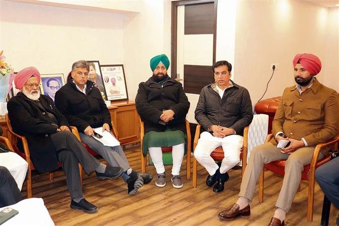 Punjab : चरणजीत सिंह चन्नी, नवजोत सिंह सिद्धू, कई अन्य लोग पंजाब प्रभारी की बैठकों में नहीं हुए शामिल