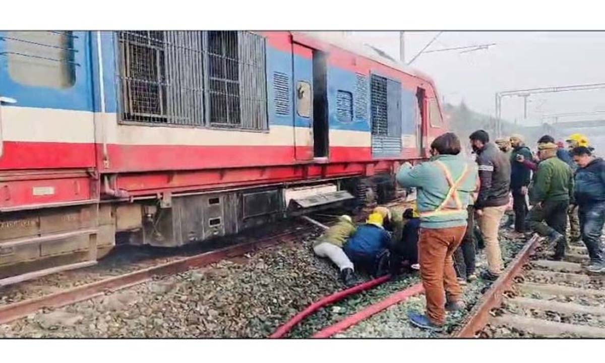 काजीगुंड में ट्रेन में आग लग गई