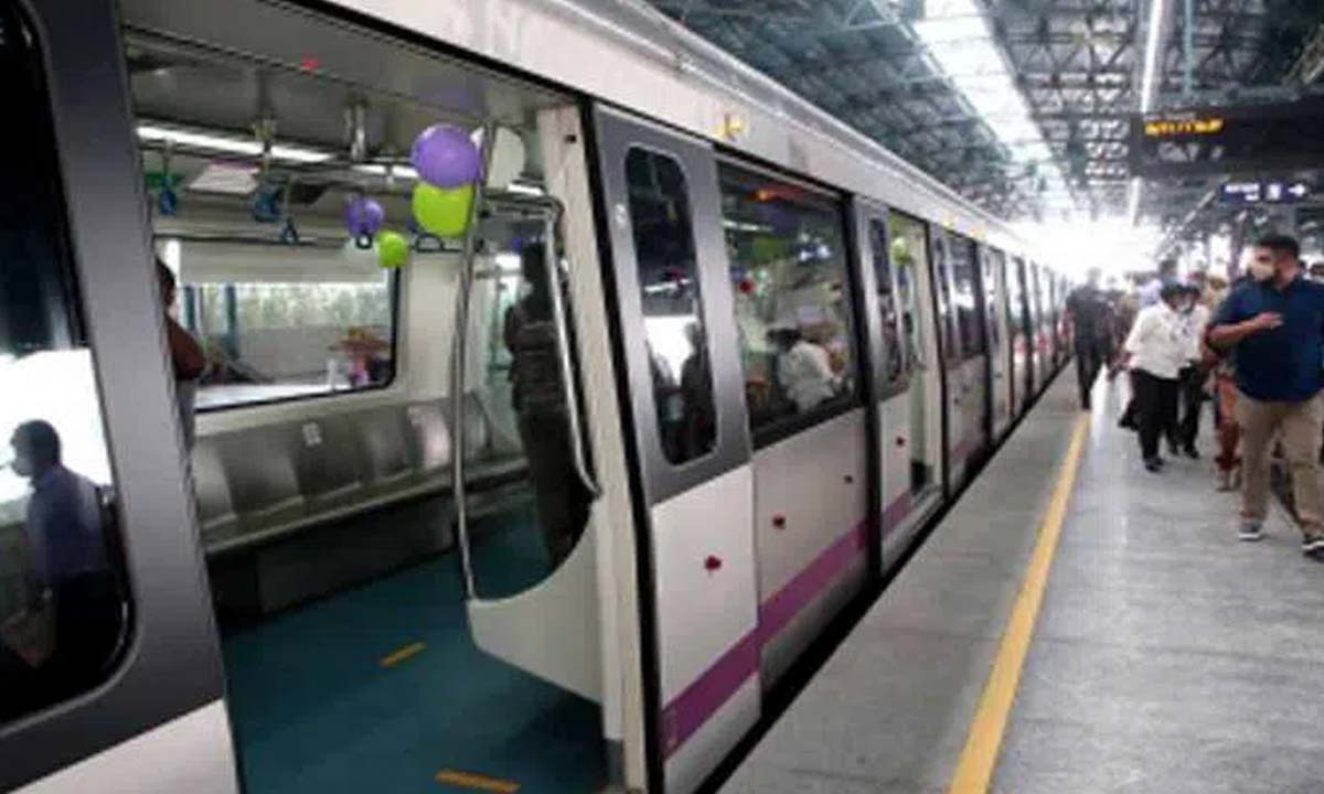 Bengaluru: महिला अपना गिरा हुआ फोन वापस पाने के लिए मेट्रो ट्रैक पर कूद गई