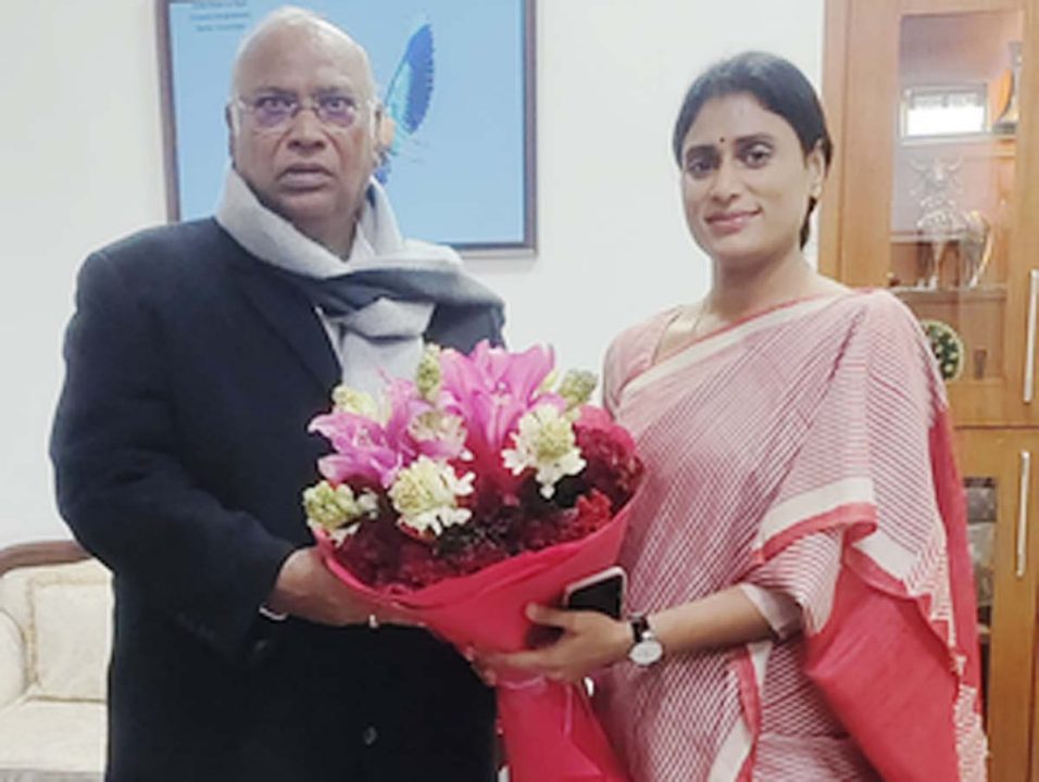 मल्लिकार्जुन खड़गे से मुलाकात के बाद वाई.एस. शर्मिला ने कहा, कोई भी जिम्मेदारी लेने को तैयार हूं