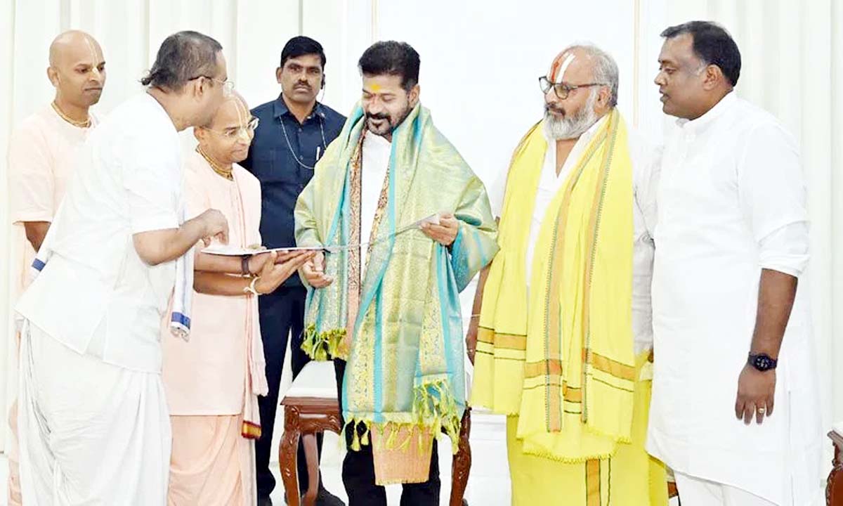 Hyderabad: सत्य गौरा चंद्र दास प्रभु ने CM रेवंत रेड्डी से मुलाकात की