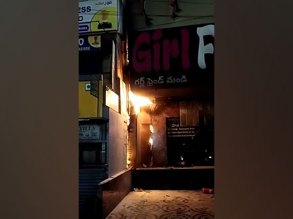 Telangana : हैदराबाद के माधापुर में रेस्तरां में लगी मामूली आग, कोई हताहत नहीं