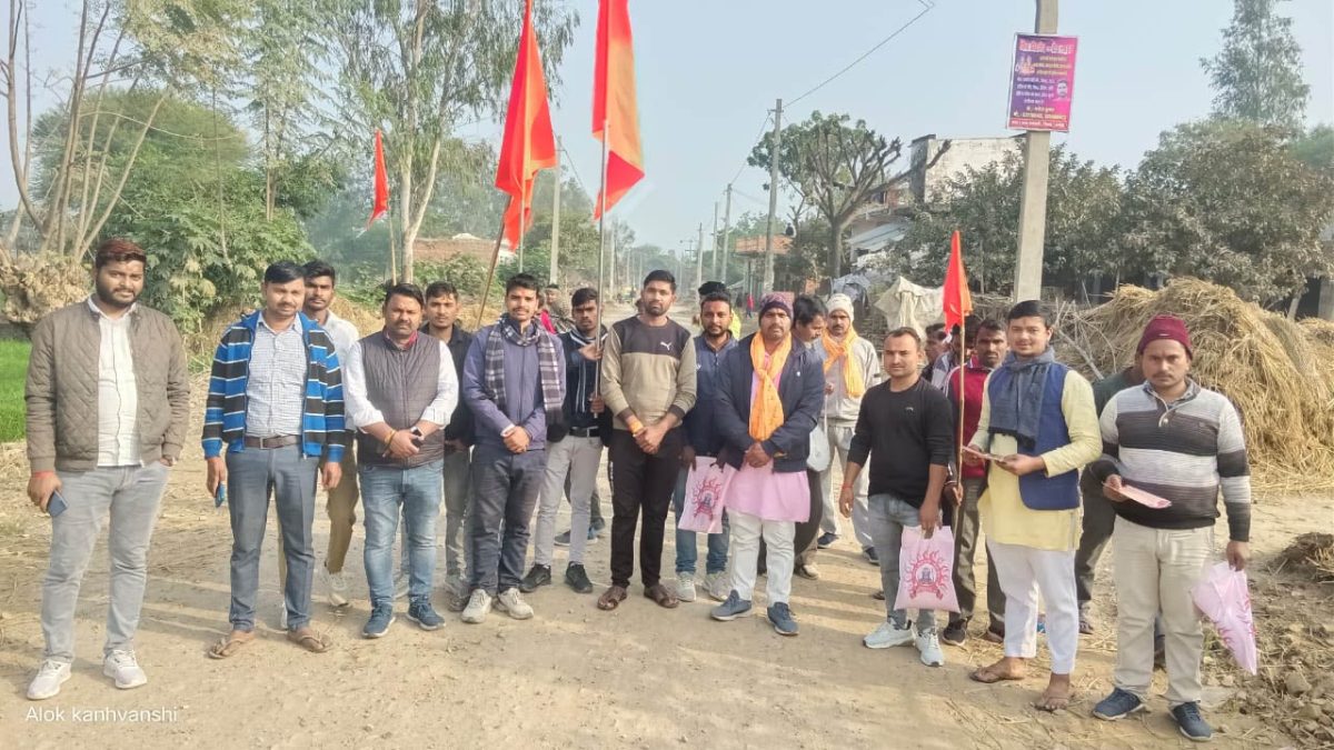 जिला प्रचारक के नेतृत्व में हुआ पूजित अच्छत का वितरण गाजे-बाजे के साथ