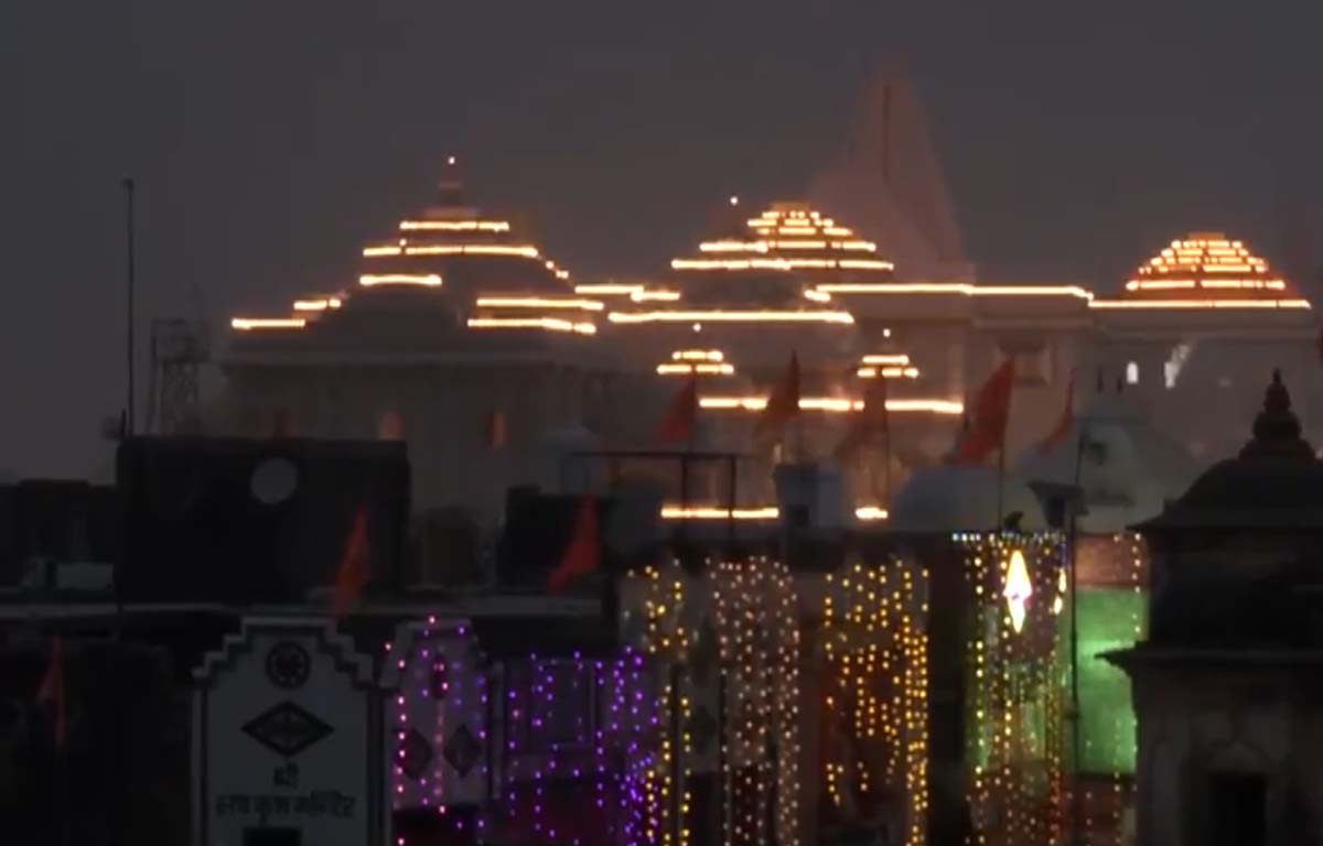 रात में ऐसा दिखता है भव्य श्रीराम मंदिर, देखें अभी का वीडियो