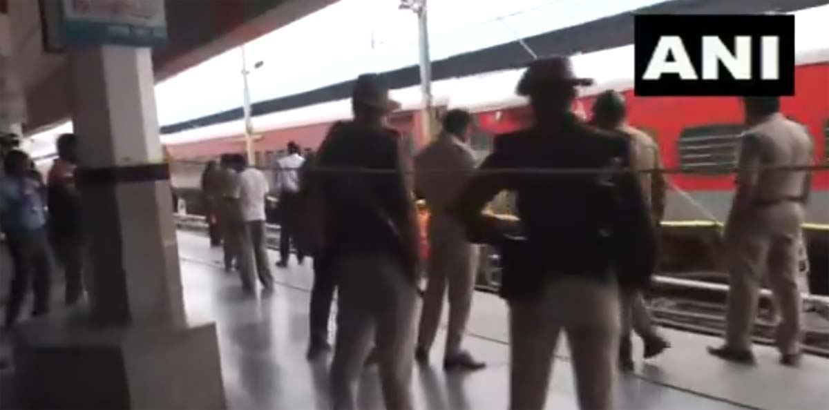 रेलवे स्टेशन पर एक्सप्रेस ट्रेन के तीन डिब्बे पटरी से उतरे, मचा हड़कंप