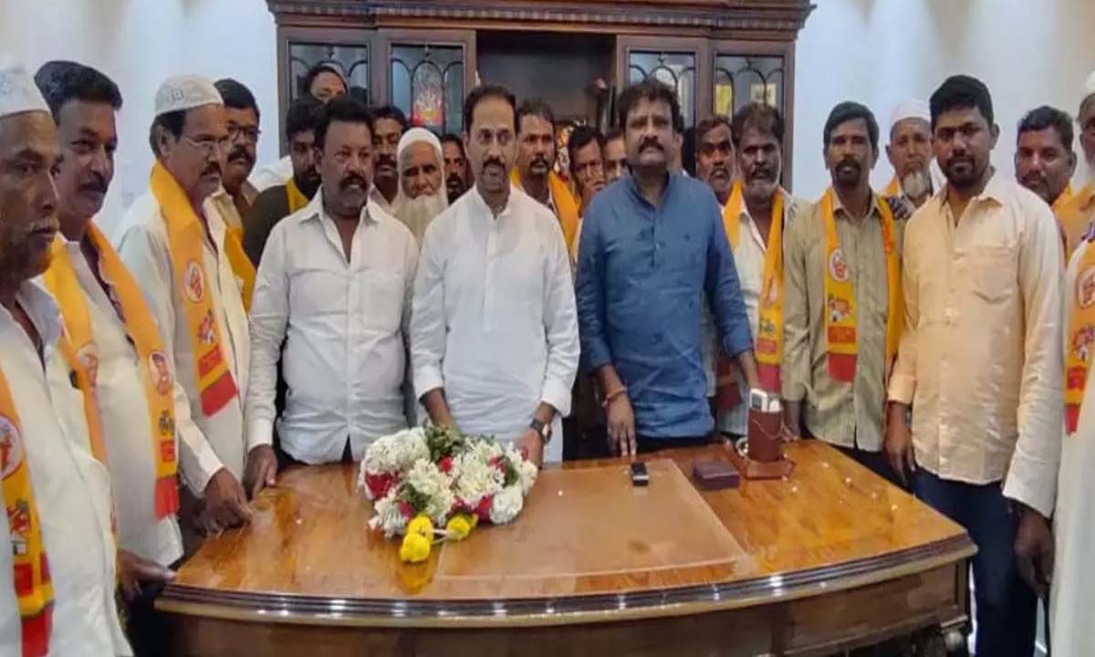 कादिरी टीडीपी प्रभारी कांदिकुंटा वेंकटप्रसाद ने वाईएसआरसीपी सरकार की आलोचना की।