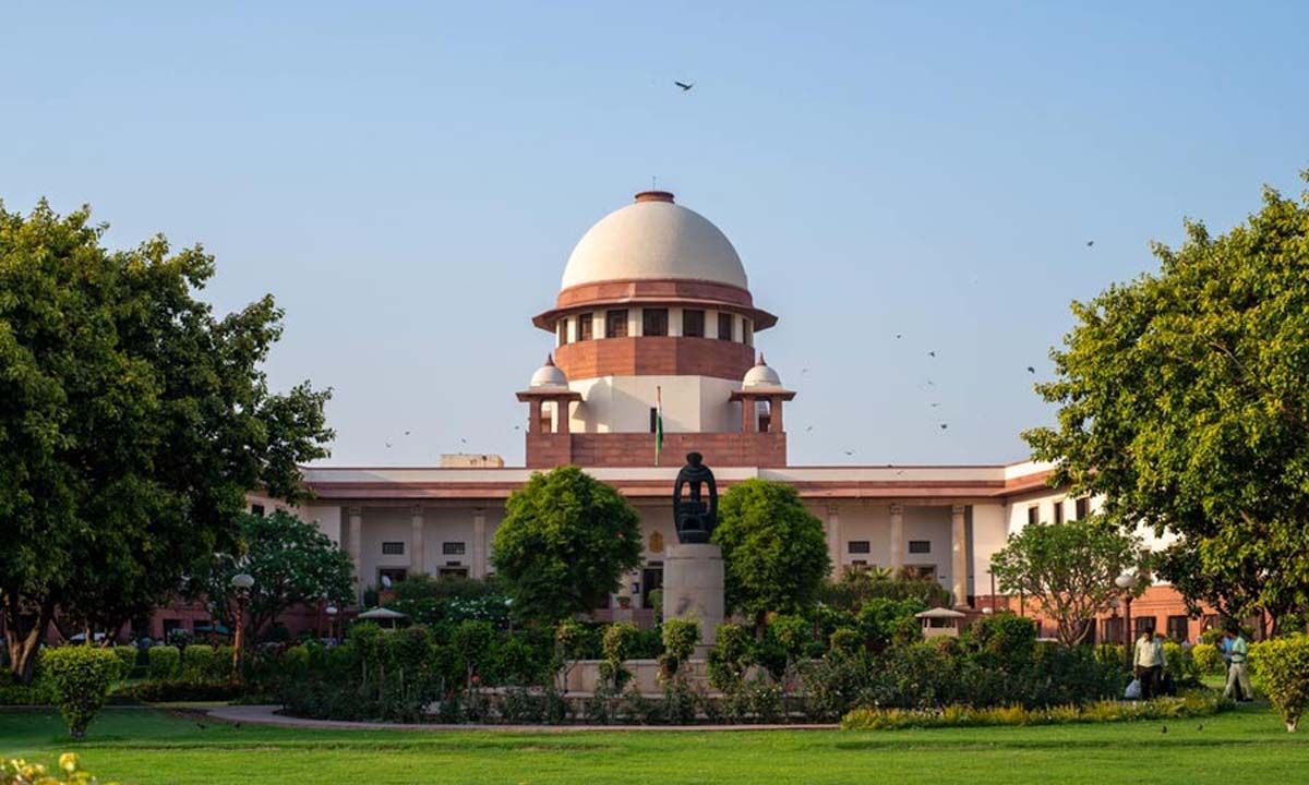 Supreme Court: अदालतें सरकार को संसद द्वारा पारित कानून को अधिसूचित करने का निर्देश नहीं दे सकतीं