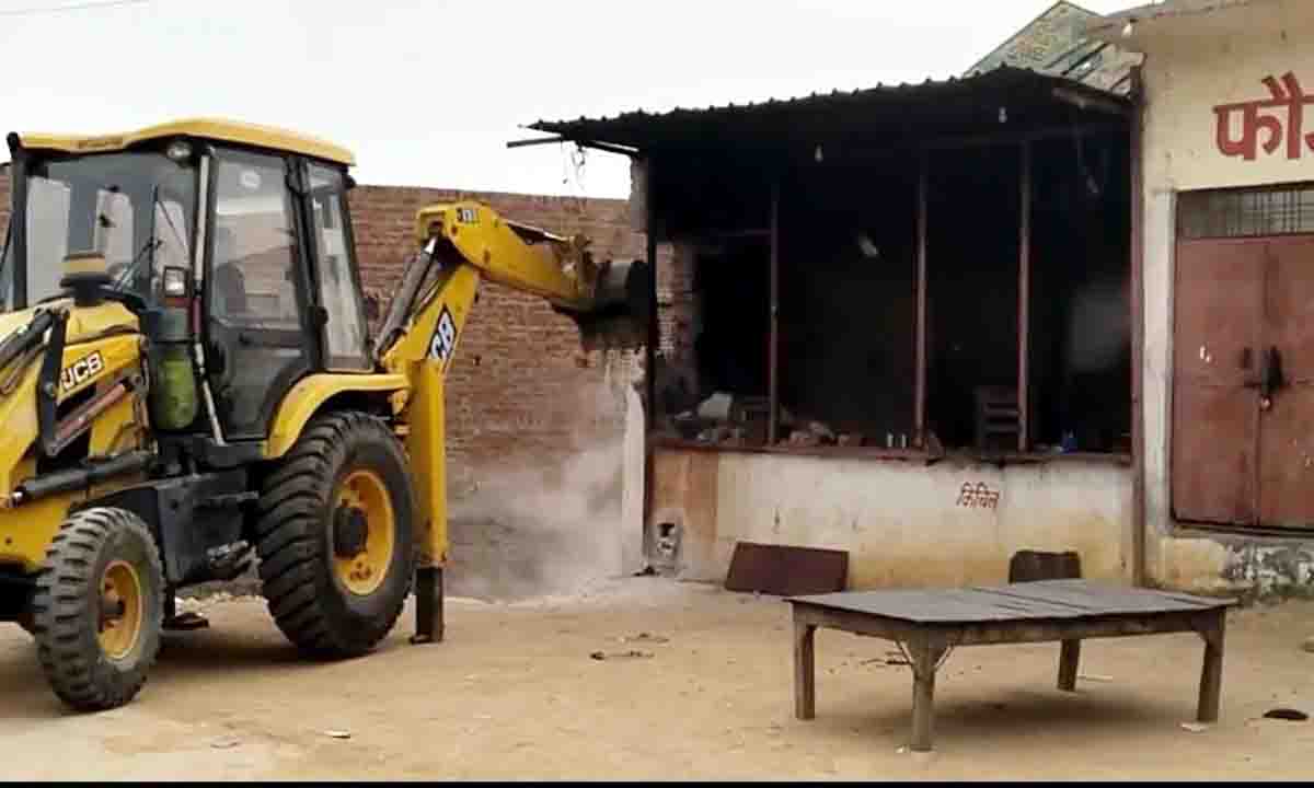 सिगरेट के विवाद में हुई फायरिंग में दो की मौत, पुलिस ने ढाबे पर चलाया बुलडोजर