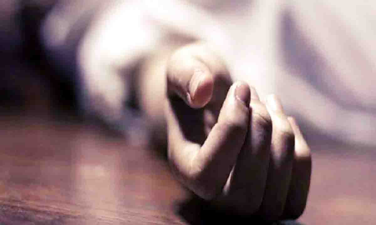 Agra : पति की फंदे पर लटकती लाश और नीचे बेड पर सो रही पत्नी, पोस्टमार्टम से खुला कत्ल का राज