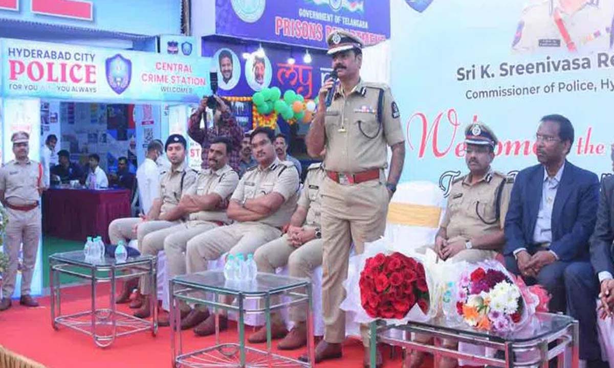 Hyderabad: CP कोथाकोटा श्रीनिवास रेड्डी ने नुमाइश में पुलिस स्टालों का अनावरण किया