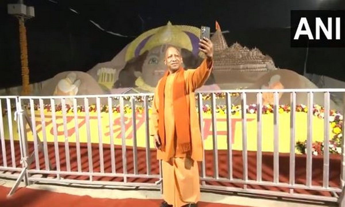 सीएम योगी ने भगवान राम की सैंड आर्ट के साथ सेल्फी ली