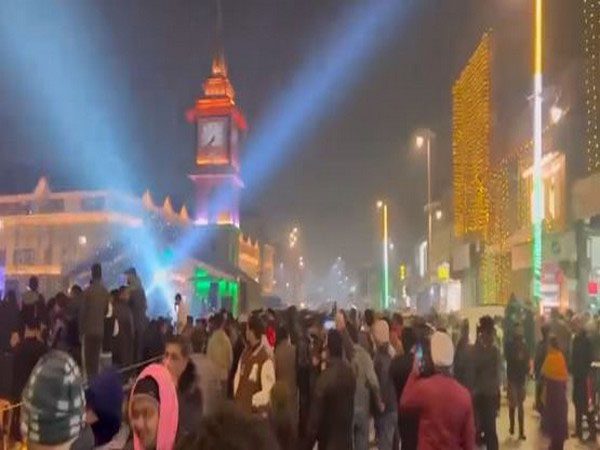 Jammu and Kashmir : श्रीनगर ने लाल चौक पर शानदार समारोह के साथ 2024 का स्वागत किया