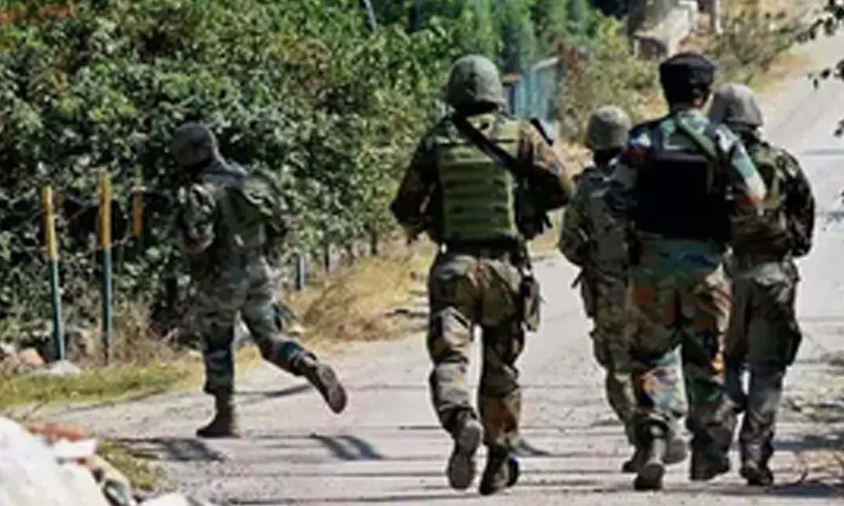जम्मू-कश्मीर के राजौरी में एलओसी के पास बारूदी सुरंग विस्फोट में सैनिक की मौत, दो घायल