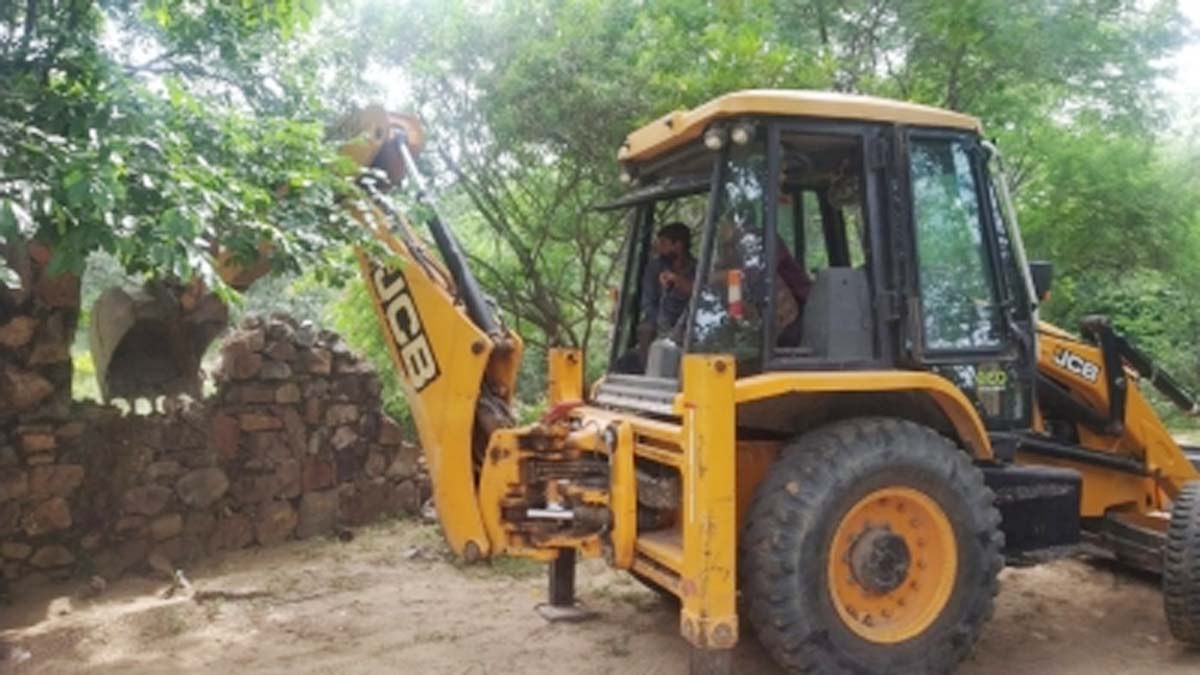 दिल्ली में सड़क पार करते समय जेसीबी की चपेट में आने से शख्स की मौत