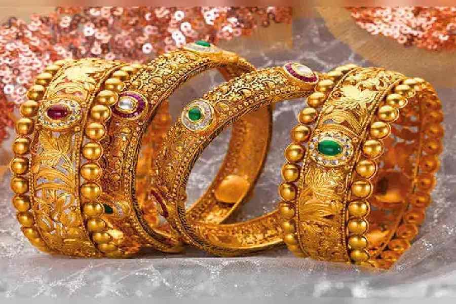 Business : भारत में आज 24 कैरेट, 22 कैरेट सोने की कीमत 280 रुपये कम हो गई