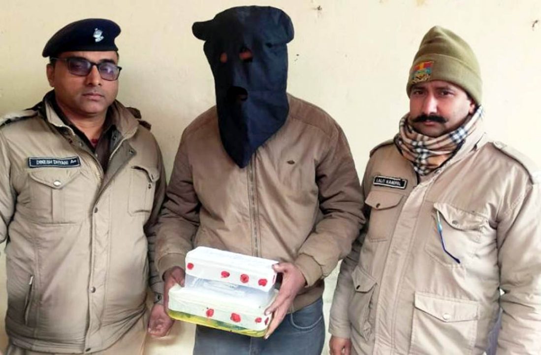 लाइसेंसी रिवाल्वर और स्मैक के साथ किया गिरफ्तार