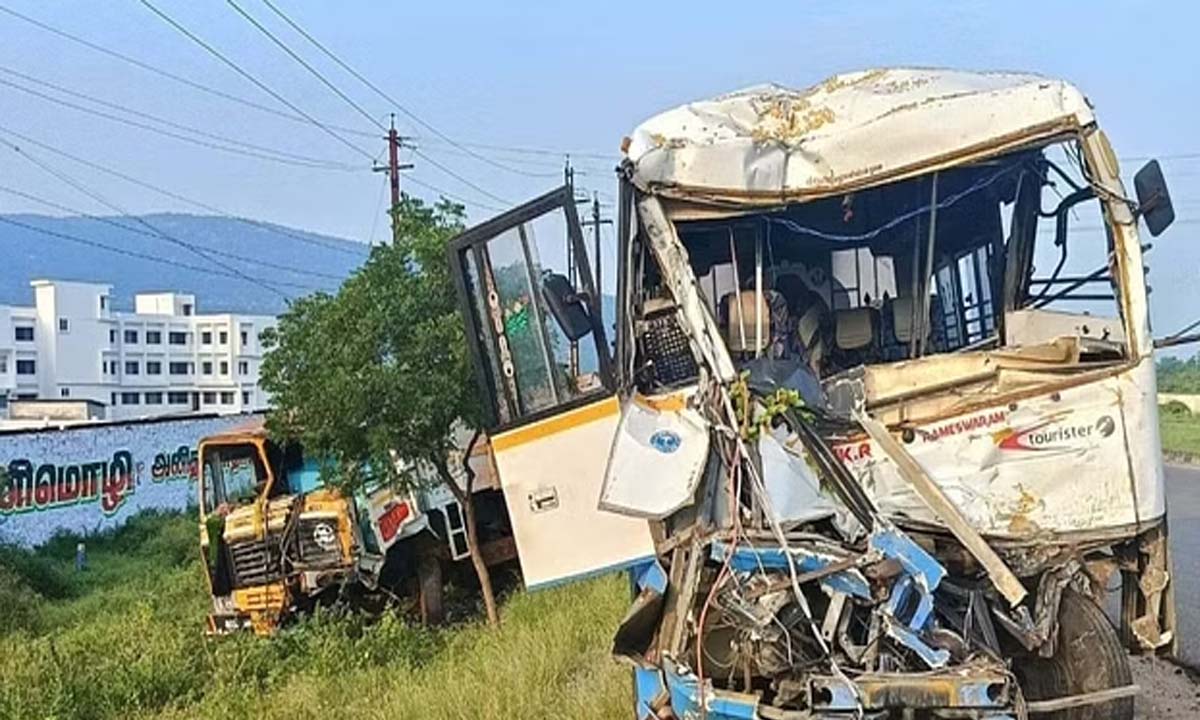 TN: टिपर लॉरी की वैन से टक्कर में यूपी की दो महिलाओं और एक बच्चे की मौत