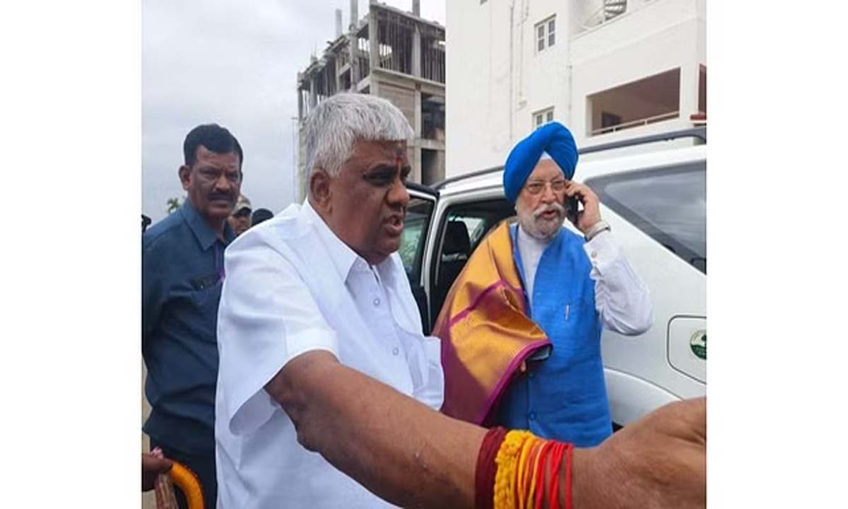 हरदीप पुरी को मिला हसन की राजनीति का स्वाद, गौड़ा के बेटे ने स्वागत करने के लिए अपना काफिला रोका