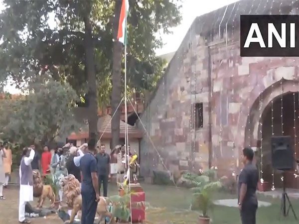 Maharashtra : 75वें गणतंत्र दिवस के अवसर पर मोहन भागवत ने आरएसएस मुख्यालय पर तिरंगा फहराया