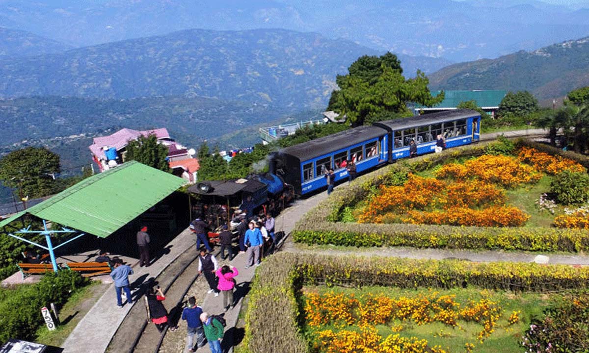 दार्जिलिंग हिमालयन रेलवे 143 साल पुराने इतिहास में सबसे ज्यादा राजस्व कमाता