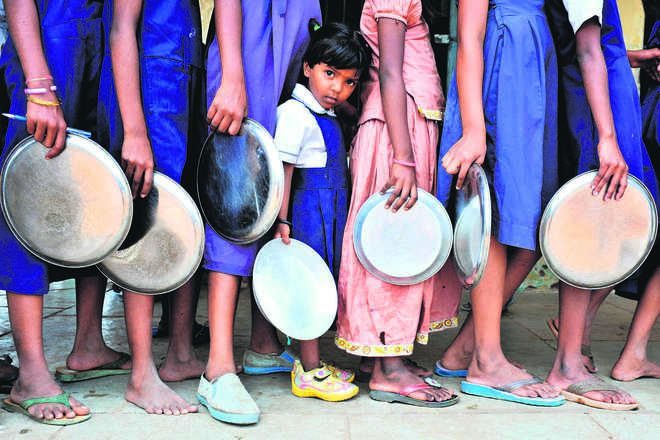 Faridkot : मिड-डे मील में चना-पूरी खाने से शिक्षण का समय बर्बाद हो गया