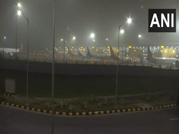Delhi : कोहरे के कारण 170 से अधिक उड़ानें प्रभावित, 20 ट्रेनें विलंबित