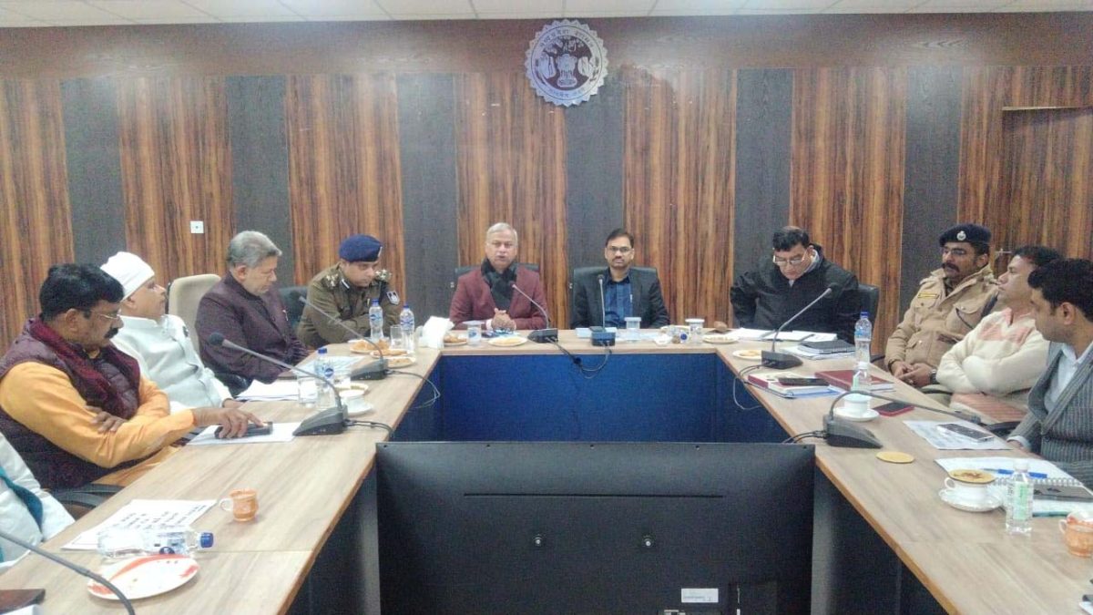 दतिया अपर सचिव के सी गुप्ता और संभागाआयुक्त दीपक सिंह ने जिले में ली विकास कार्यौ की समीक्षा बैठक