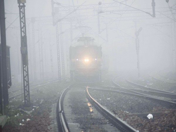 Delhi fog: कम दृश्यता के कारण 39 ट्रेनें देरी से चल रही हैं