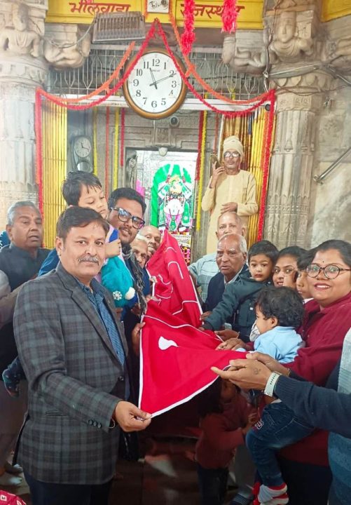 जागेटिया परिवार ने पौष अमावस पर चारभुजा नाथ को चढ़ाई ध्वजा