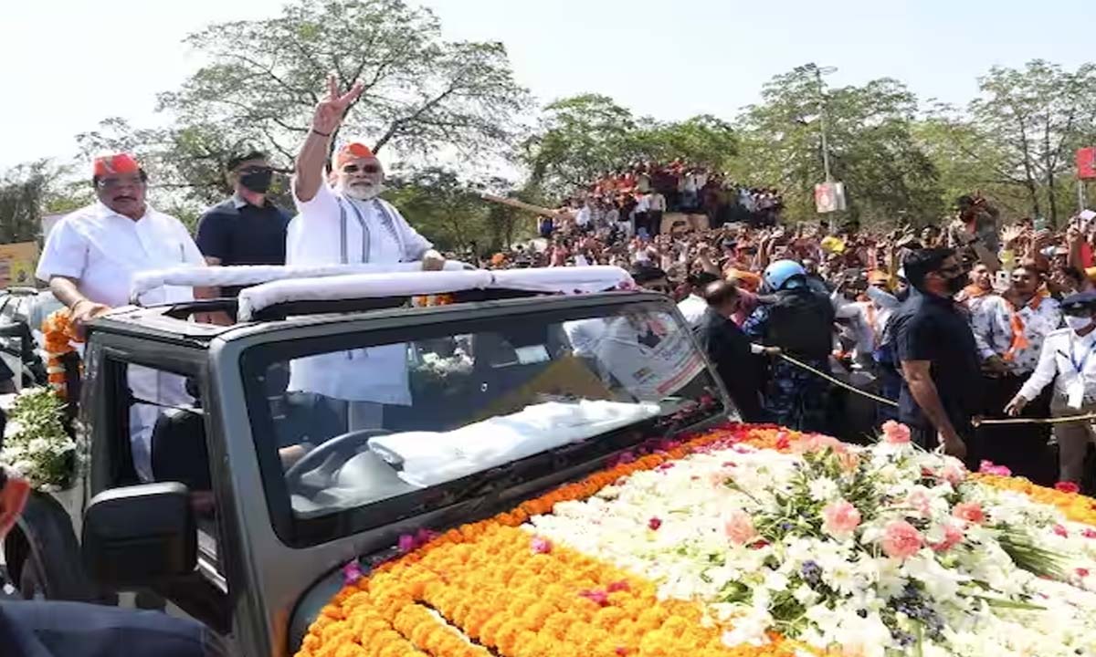 hrissur: PM मोदी ने केरल के त्रिशूर में रोड शो कियाT