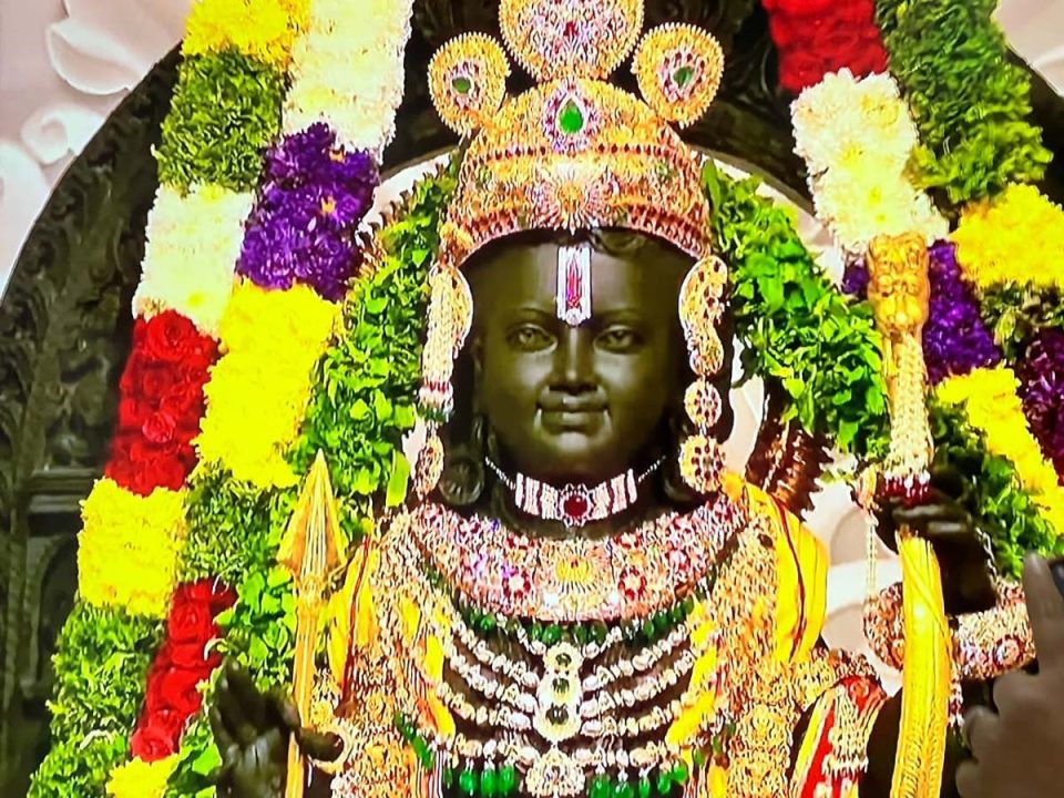 अयोध्या में खत्म हुआ 500 साल का इंतजार: अवध में विराजे रामलला, सेना के हेलीकॉप्टरों ने की पुष्पवर्षा, देशभर में रामधुन