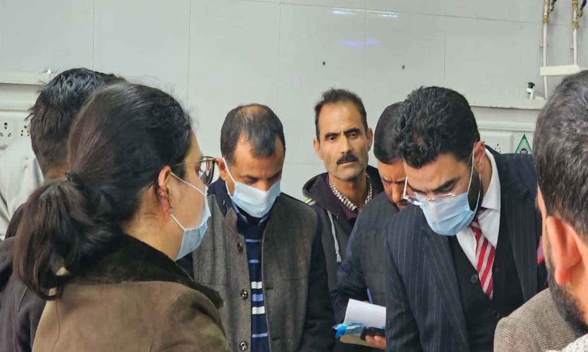 स्वास्थ्य सचिव ने एसएमएचएस, जीएमसी श्रीनगर का औचक निरीक्षण किया