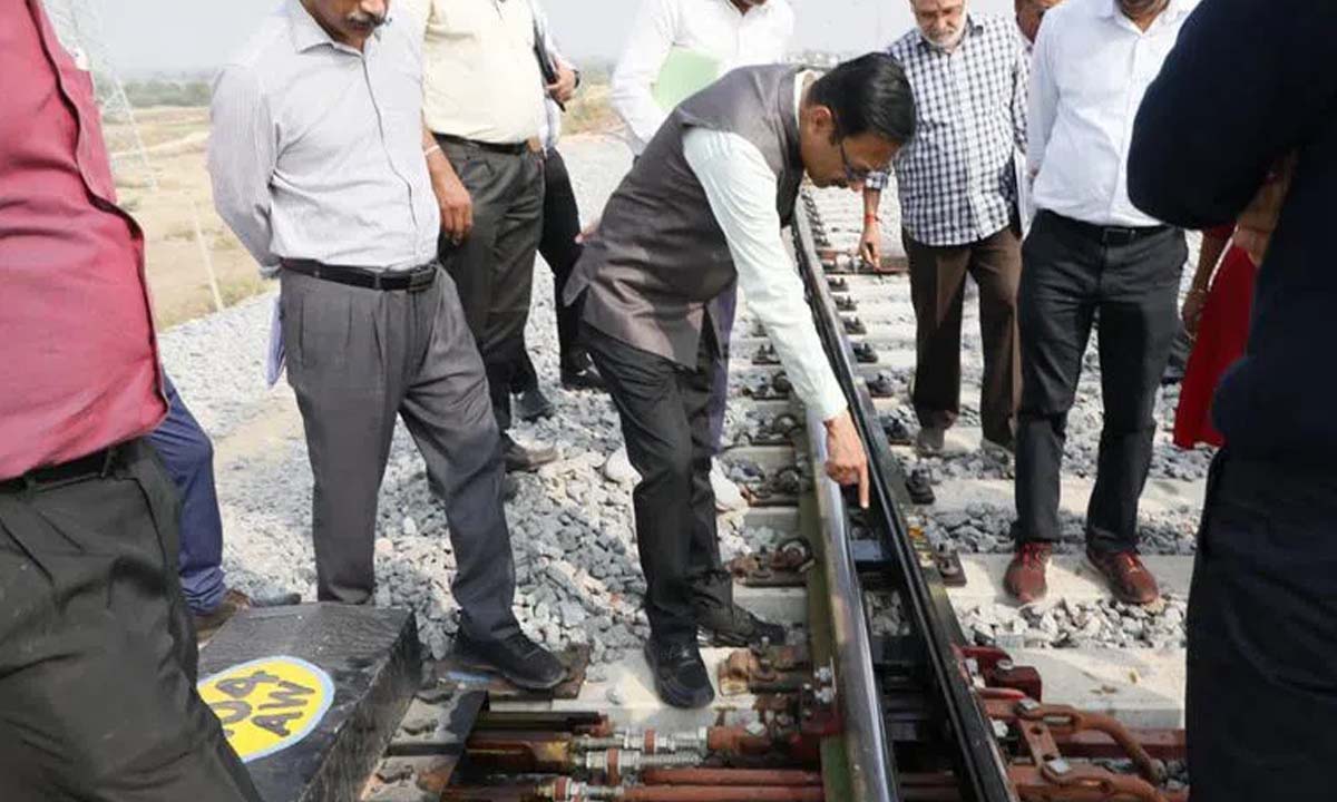 Hyderabad: दक्षिण मध्य रेलवे GM ने रेलवे स्टेशनों का निरीक्षण किया