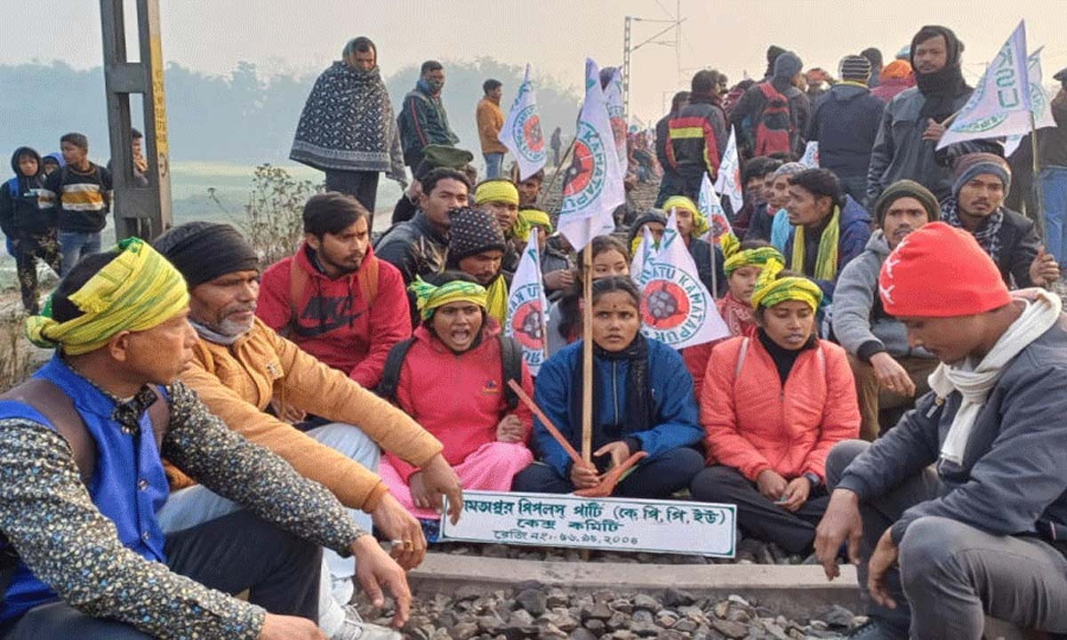 Jalpaiguri: ऑल कामतापुर छात्र संघ का रेल रोको आंदोलन में भाजपा के नेतृत्व वाले केंद्र के खिलाफ गुस्सा