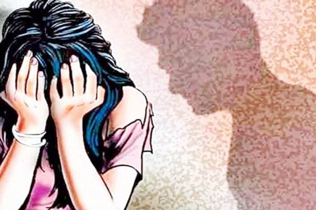 बस में कंडक्टर ने महिला यात्री से किया घिनौना काम
