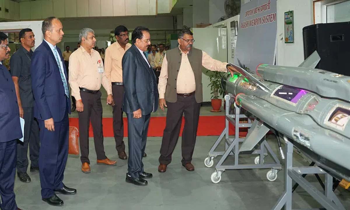 केंद्रीय रक्षा राज्य मंत्री ने भारतीय वायु सेना के लिए स्वदेशी एस्ट्रा मिसाइलों को हरी झंडी दिखाई
