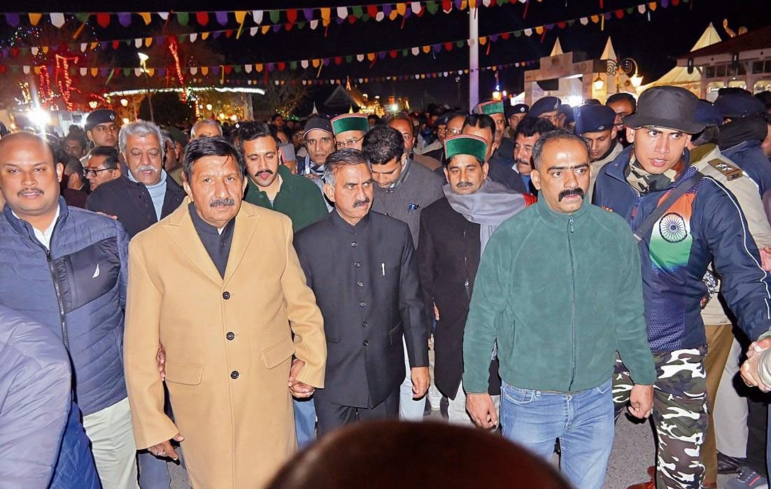 Himachal : सीएम सुक्खू ने माल रोड का दौरा किया, जनता से बातचीत की