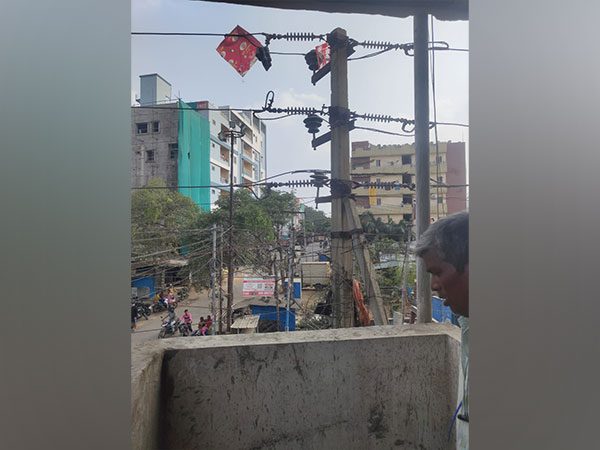 Telangana : पतंग उड़ाते समय करंट लगने से किशोर की मौत
